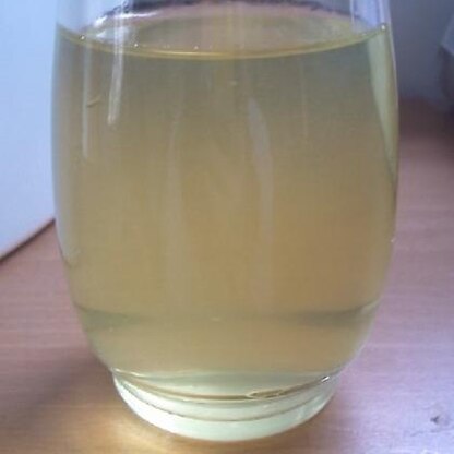 冷たい緑茶に梅酒の組み合わせはさっぱりしていて飲みやすいですね♪レシピありがとうございます！